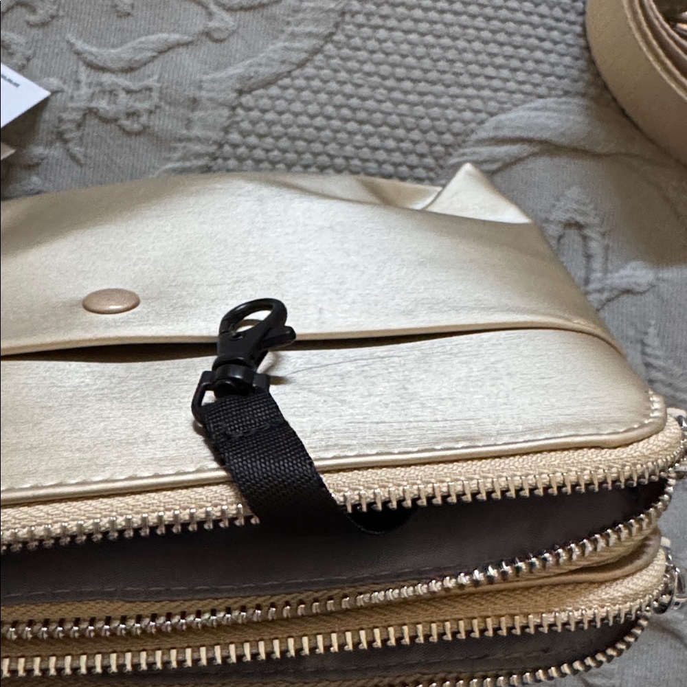 IHKWIP The City Chic Double Entry Crossbody - Gold - Picture 6 of 9